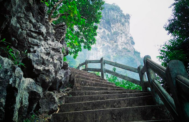 Những bậc thang đá dẫn lên đến ngọn núi Bài Thơ