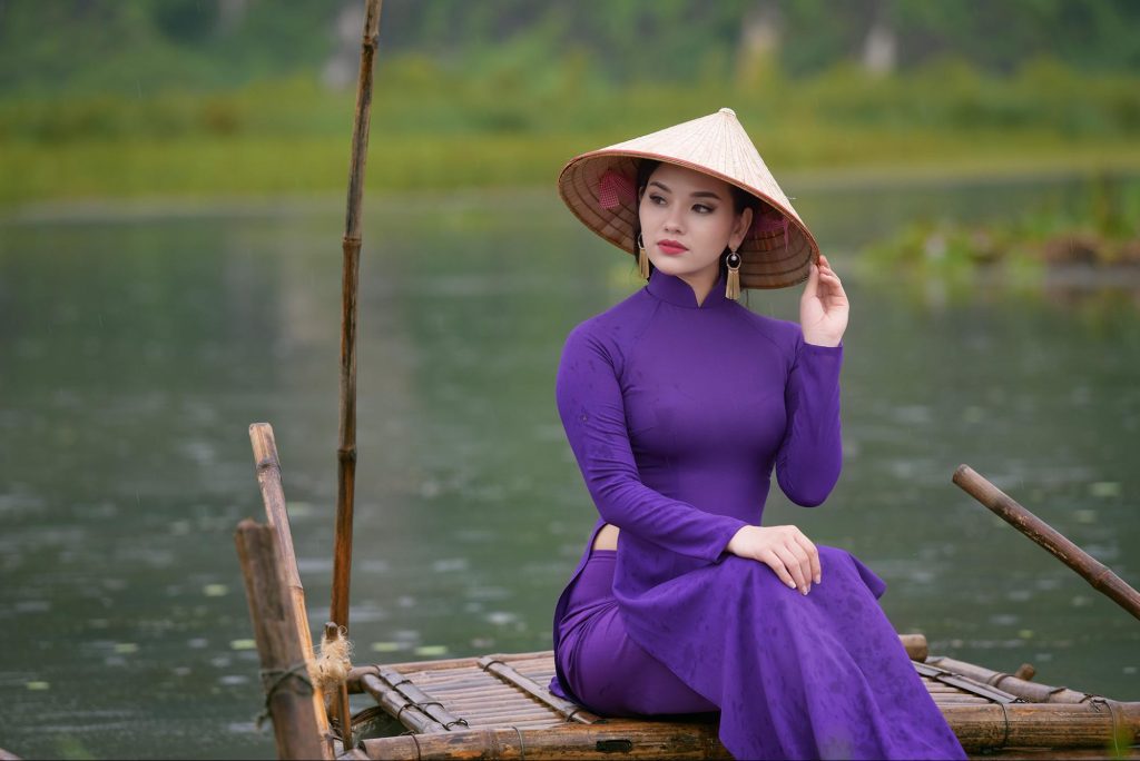 Hình ảnh tà áo dài tím xứ Huế | Ảnh: dongphucsongphu.com